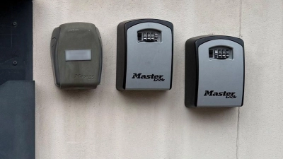 An einer Hauswand in Italien hängen Schlüsselkästen für Wohnungen, die über Internet-Plattformen wie Airbnb vermietet werden. (zu dpa: «Schlüsselkästen: Wie Europas Städte mit dem Phänomen umgehen») (Foto: Christoph Sator)