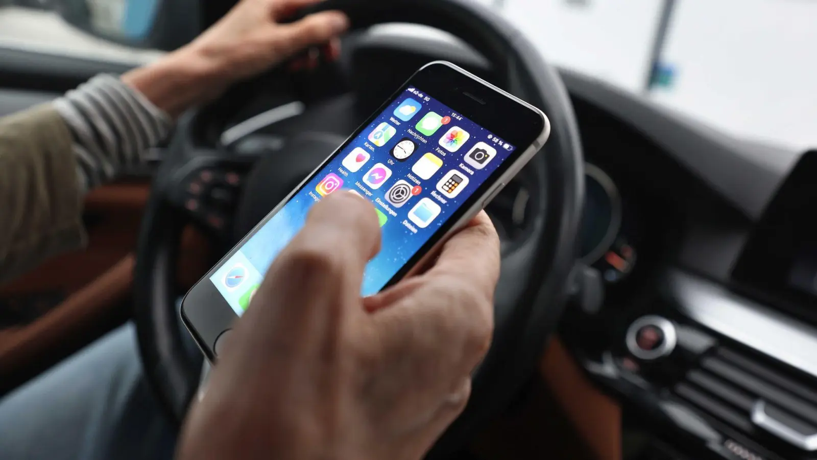 Gefährliche Ablenkung durchs Smartphone: Ein Blick aufs Handy kann sekundenlange Unaufmerksamkeit bedeuten. (Foto: Karl-Josef Hildenbrand/dpa/dpa-tmn)