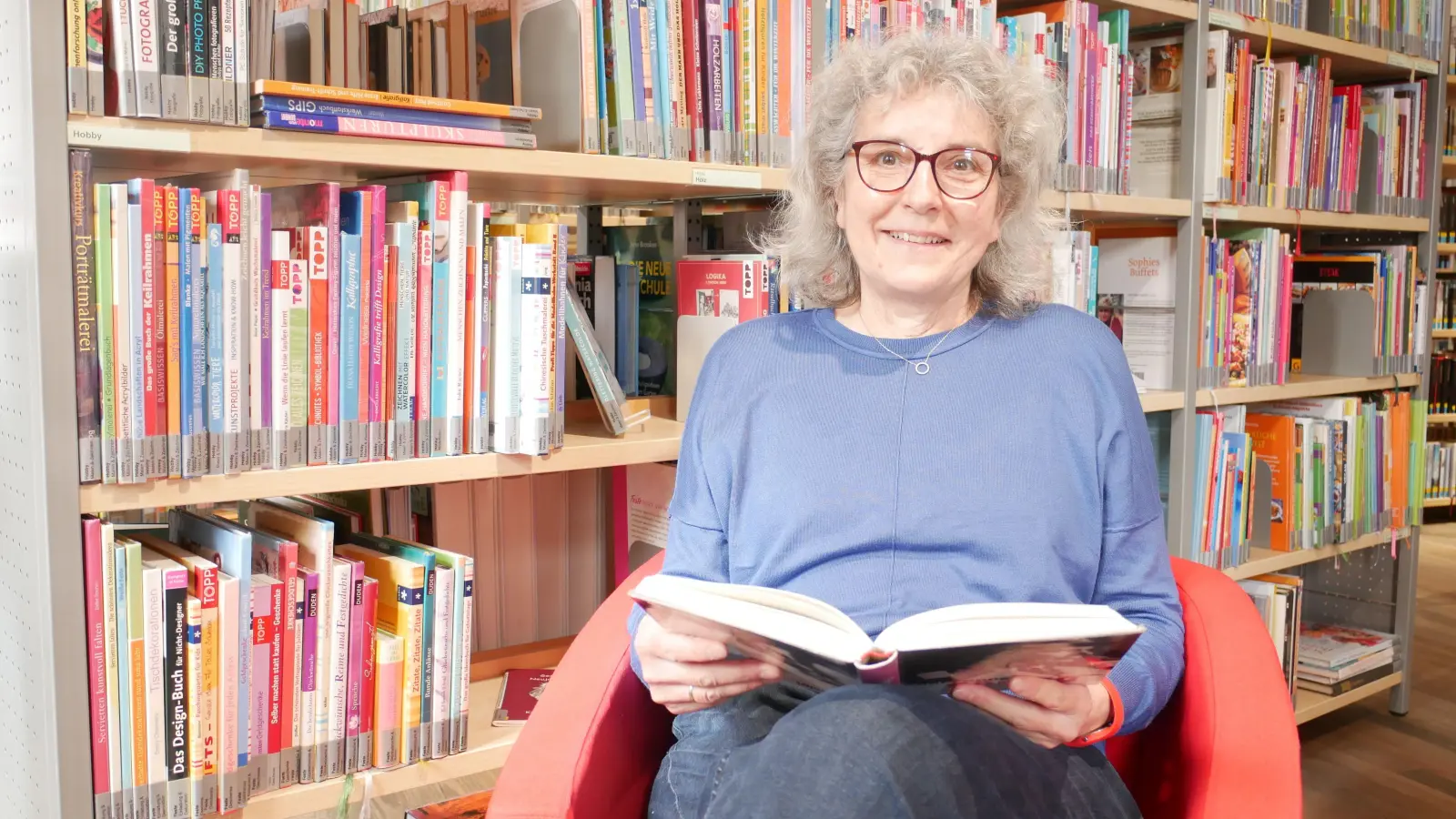 1980 hat Isolde Lang die Leitung der Stadtbibliothek Dinkelsbühl übernommen. Als Rentnerin will sie der Bücherei zumindest als Leserin treu bleiben. (Foto: Lisa-Maria Liebing)