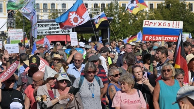 Anhänger rechter Gruppierungen protestieren gegen die Politik der Bundesregierung während einer Versammlung mit Teilnehmern aus dem rechten Spektrum auf dem Domplatz in Magdeburg. (Foto: Michael Bahlo/dpa)