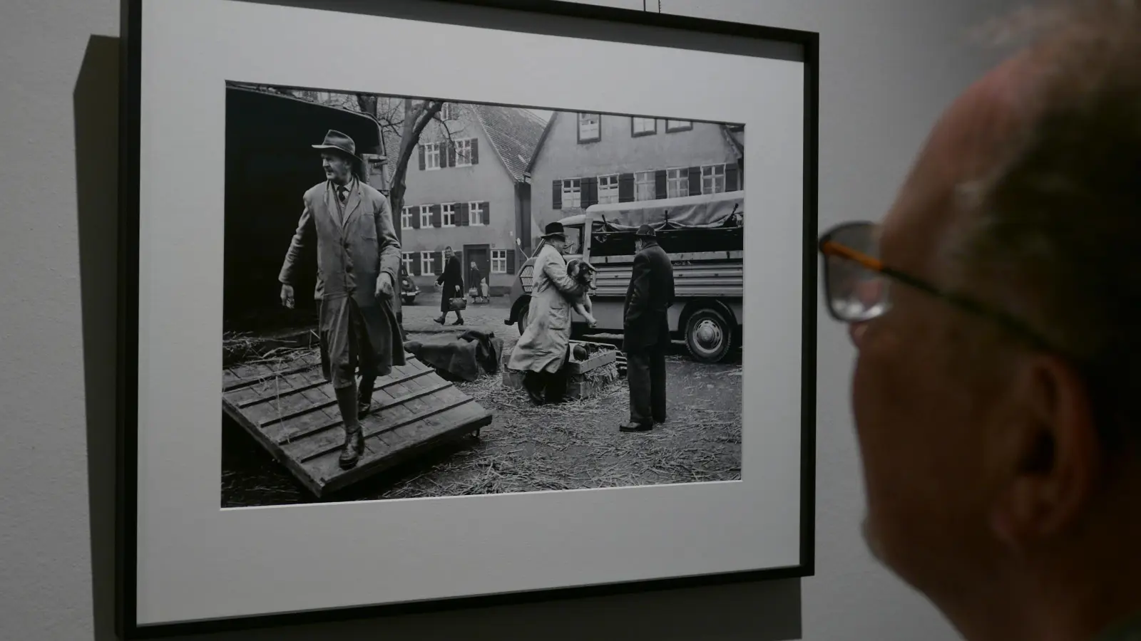 Zusatzangebot im Haus der Geschichte: Ein Besucher schaut sich die Fotoausstellung „Agnès Varda – Dinkelsbühl 1960“ an. (Foto: Roman Kocholl)