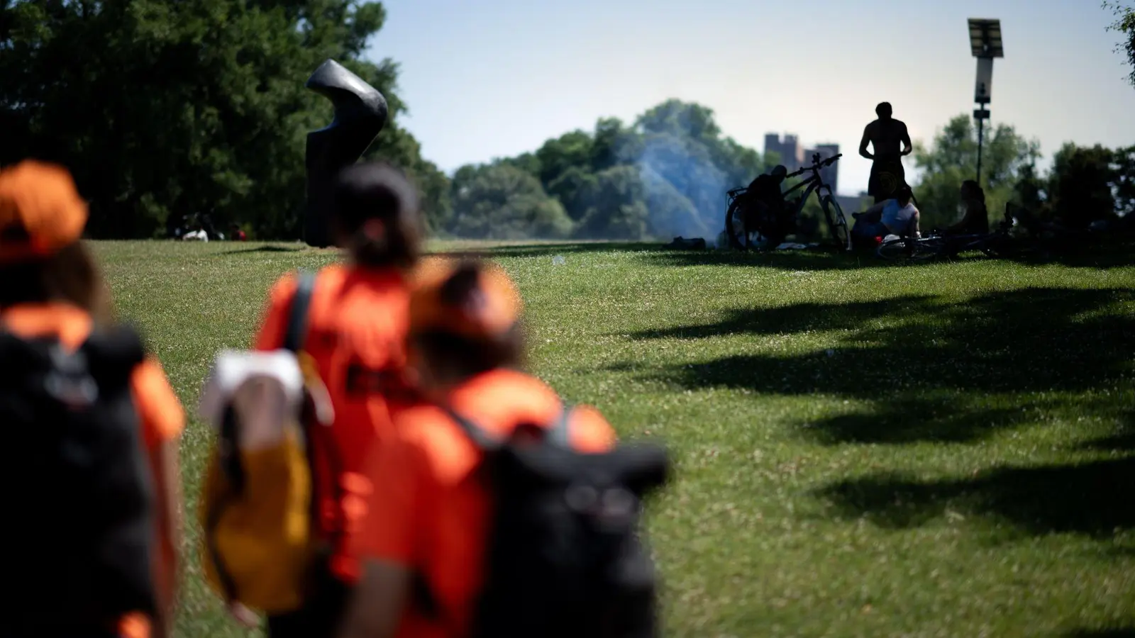 Wenn Rauch aufsteigt, wissen die Grill-Scouts: Jetzt ist ihr Rat gefragt. (Foto: Fabian Strauch/dpa)