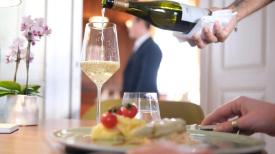 Viele Restaurants in Deutschland stehen wegen gestiegener Preise unter Druck (Archivbild) (Foto: Bernd Weißbrod/dpa)