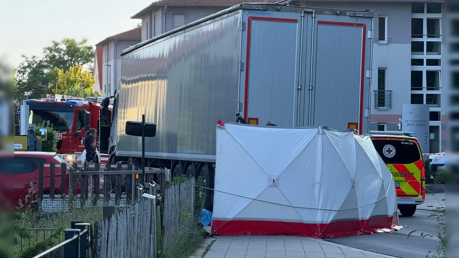Ein Lkw-Fahrer geriet auf die Gegenfahrbahn - die entgegen kommende Radfahrerin hatte keine Chance. (Foto: Goppelt/vifogra/dpa)
