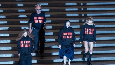 „No Putin No War“: Drei Mitglieder der russischen Band Pussy Riot treten in der Pinakothek der Moderne in München mit einer deutlichen Botschaft auf. Als zweiter von links steht der österreichische Künstler Wolfgang Flatz. (Foto: Peter Kneffel/dpa)