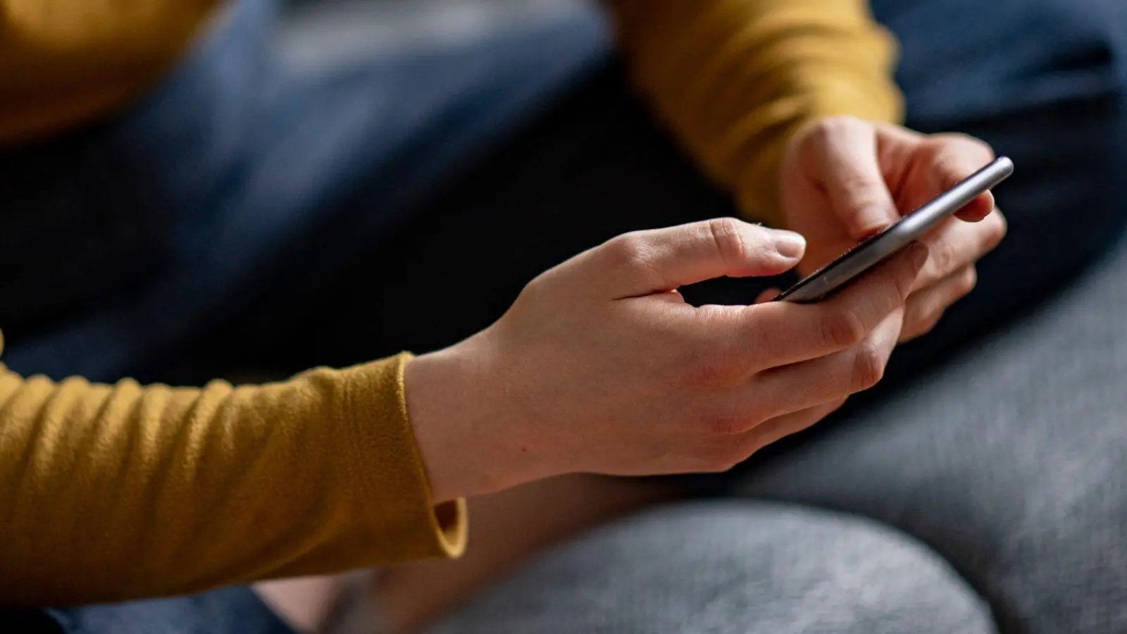 Geld anlegen leicht gemacht? Viele Produkte lassen sich bequem zu Hause vom Sofa aus kaufen. (Foto: Fabian Sommer/dpa/dpa-tmn)
