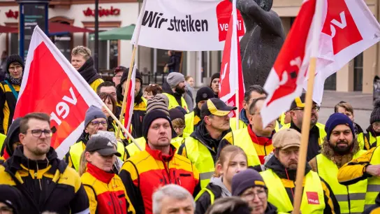 Mitarbeiter der Post bei einer Protestkundgebung in Rostock. (Foto: Jens Büttner/dpa)