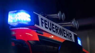 Mehrere Feuerwehren aus dem Neustädter Landkreis treffen sich zu einer besonderen Übung. (Symbolbild: Marijan Murat/dpa)