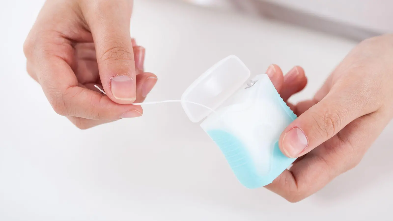 Wer seine Zahnzwischenräume regelmäßig mit Zahnseide reinigt, kann Zahnfleischentzündungen vorbeugen. (Foto: Christin Klose/dpa-tmn)