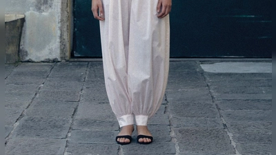 Jetzt angesagt: Ballonhosen aus luftigem Stoff. Hier zu sehen bei Studio 163 (Cardigan ca. 330 Euro, Hose ca. 395 Euro). (Foto: Studio 163/dpa-tmn)