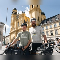 Die Extremsportler Jonas Deichmann und Josefine Rutkowski sind mit ihren Rädern 24.000 Kilometer durch Europa gefahren. (Foto: Andreas Zitt/dpa)