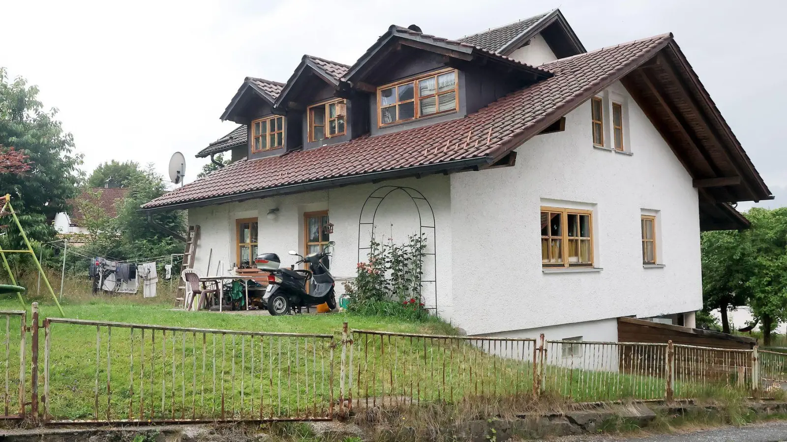 In dem Haus soll der Angeklagte zwei Nachbarinnen und einen Nachbarn getötet haben. (Archivbild) (Foto: Christine Vincon/dpa)