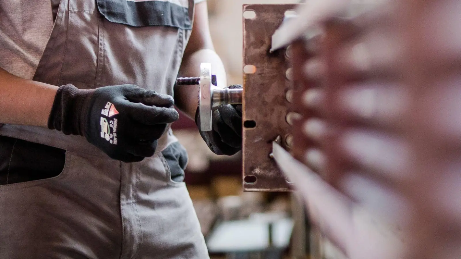Neben Auszubildenden aus Deutschland gibt es auch immer mehr Menschen aus Vietnam, Syrien und der Ukraine, die eine Ausbildung in einem bayerischen Handwerksbetrieb machen. (Symbolbild) (Foto: Christoph Schmidt/dpa)