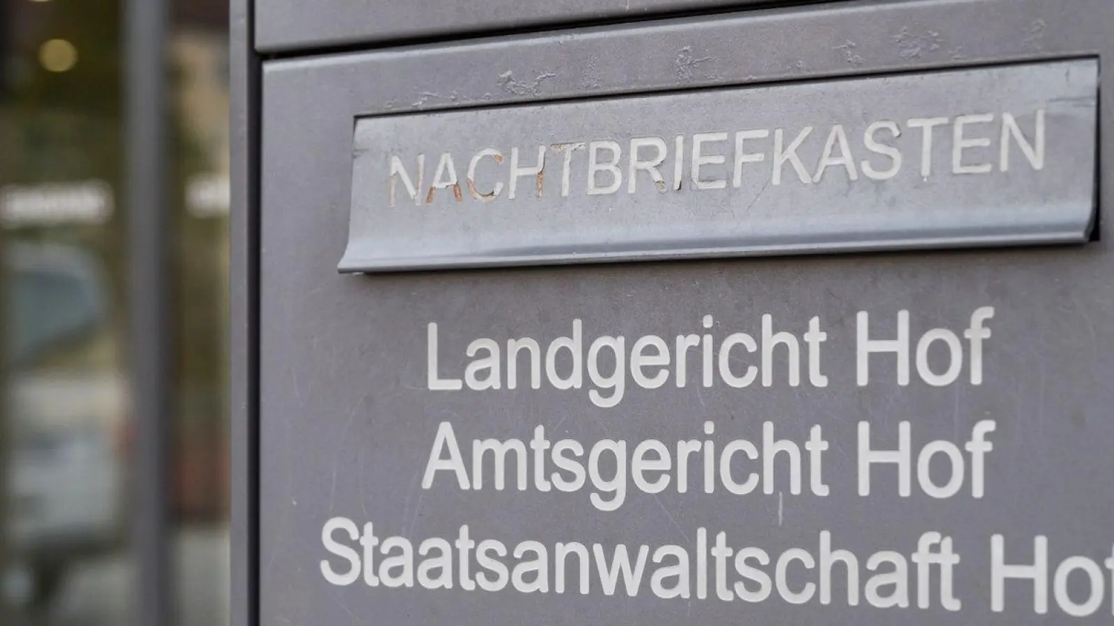 Der Nachtbriefkasten des Landgerichts Hof mit den Aufschriften Landgericht, Amtsgericht und Staatsanwaltschaft. (Foto: Daniel Vogl/dpa)