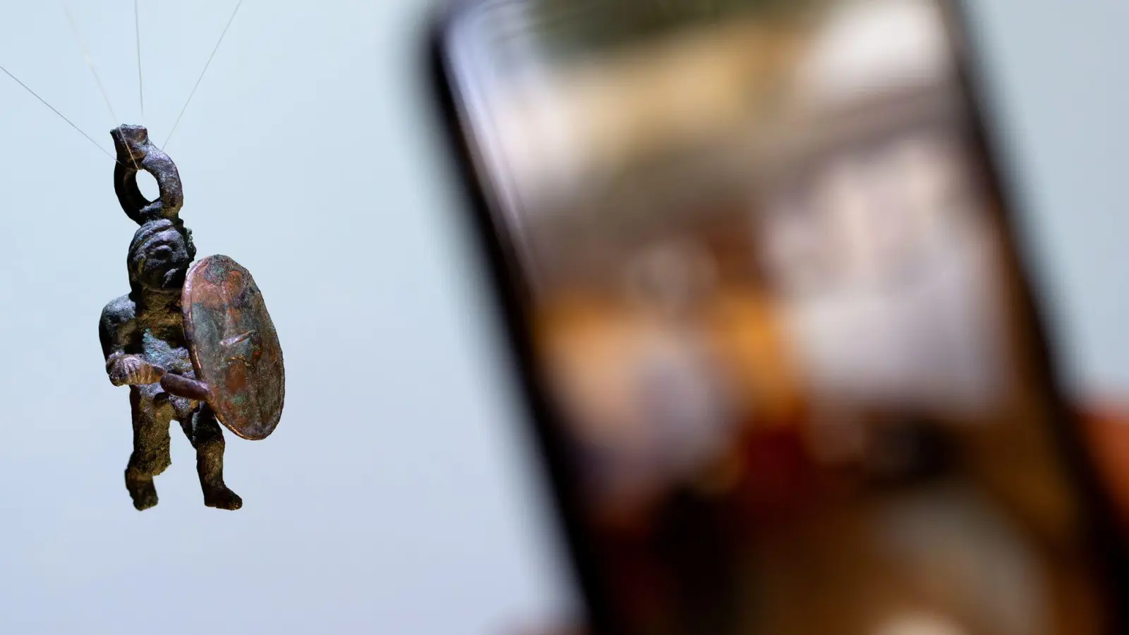 Bei den Grabungen wurde unter anderem eine bronzene Kriegerstatuette entdeckt. (Foto: Sven Hoppe/dpa)