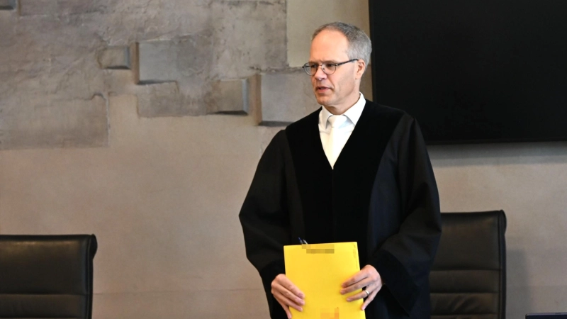 Ungewöhnlich weit geht in dem Prozess der Blick von Matthias Held, dem Vorsitzenden der Großen Strafkammer. Am Landgericht Ansbach ist ein Doppel-Mord im Irak angeklagt.  (Foto: Manfred Blendinger)