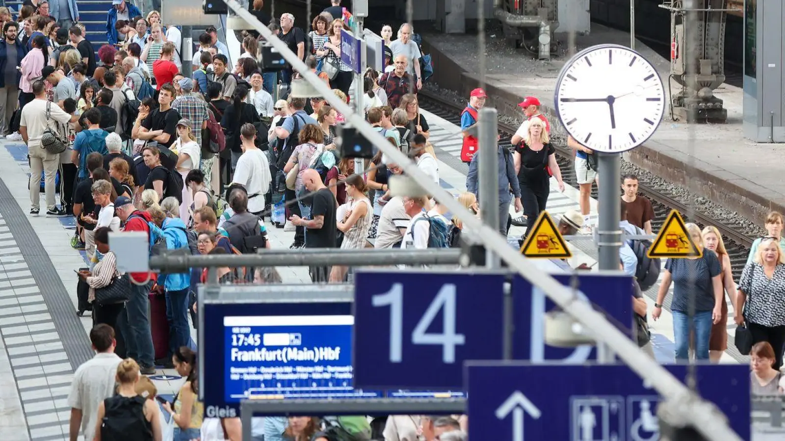 Über das lange Wochenende müssen sich Reisende auf volle Züge einstellen. (Archivbild) (Foto: Bodo Marks/dpa)