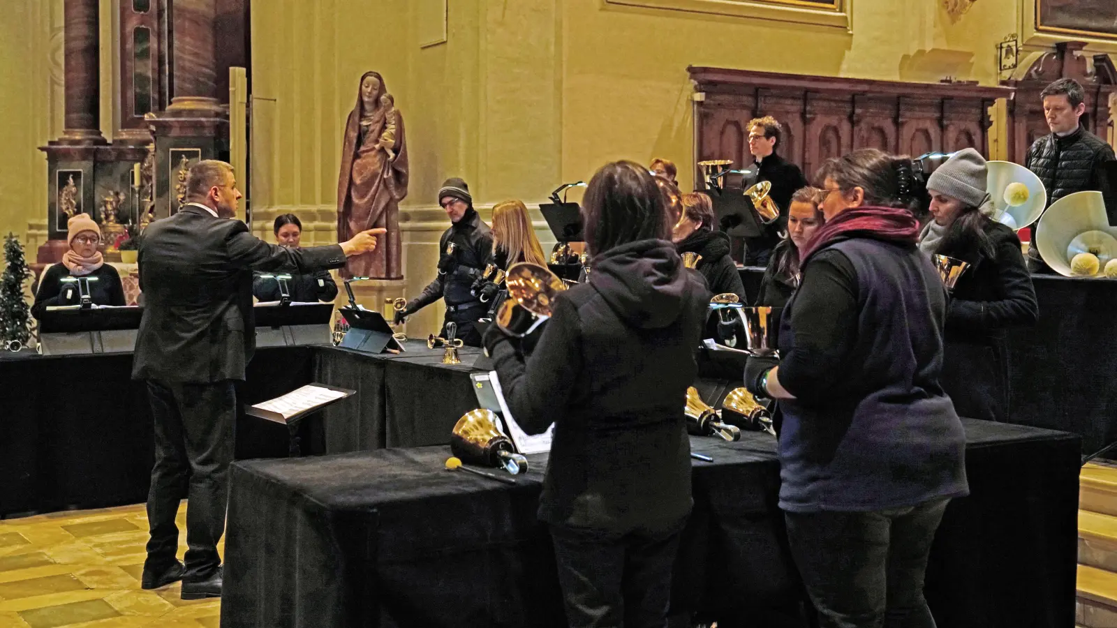 Gastierte bei den Stiftsbasilika-Konzerten Herrieden: der Handglockenchor Gotha, den Matthias Eichhorn leitet. (Foto: Elke Walter)