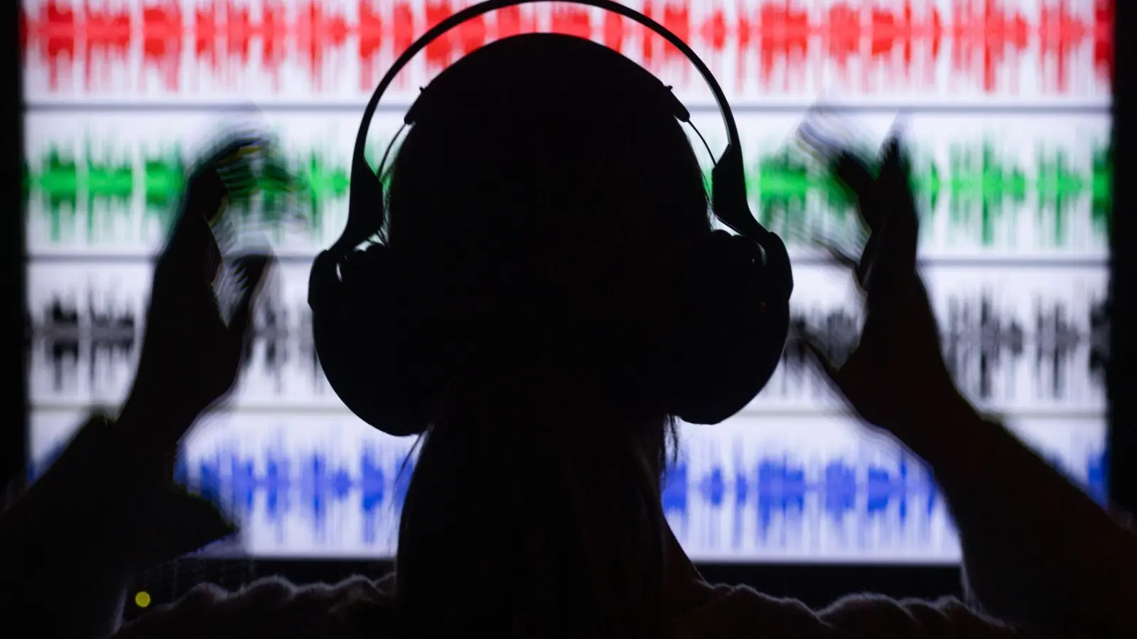 Bestimmte digital erzeugte Töne, sogenannte binaurale Beats, versprechen die Stimmung zu verbessern. Die Wirkung ist jedoch umstritten. (Foto: Jens Büttner/dpa)