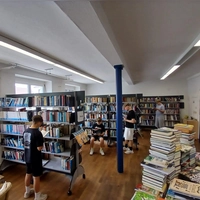 Die Stadtbücherei in den Räumen der Edith-Stein-Realschule soll künftig durch Schülerinnen und Schüler im Rahmen eines Schulprojekts unterstützt werden. (Foto: Marcus Pfalzer)