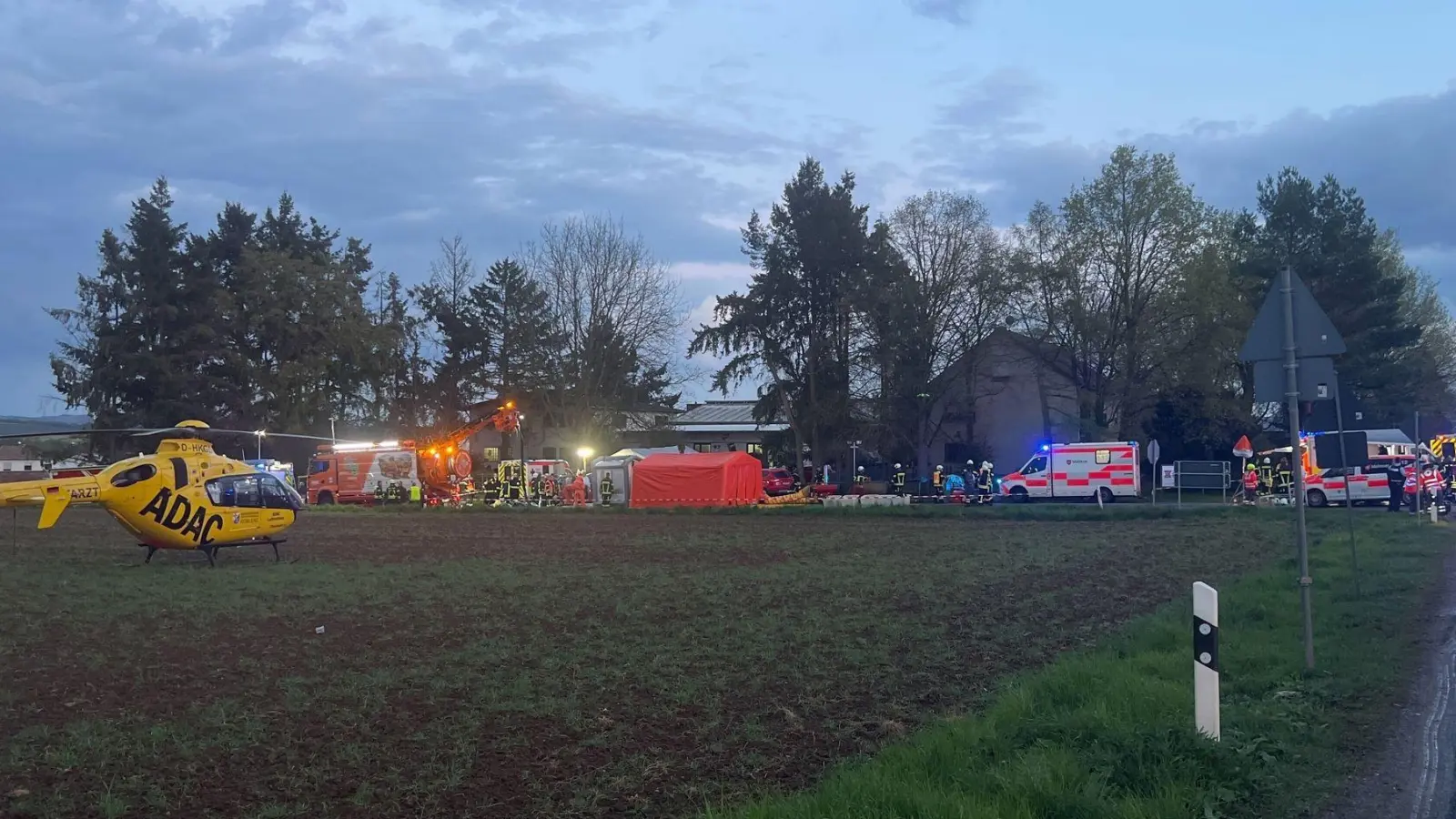 Einsatzkräfte kümmern sich um die Verletzten.   (Foto: Sascha Ditscher/dpa)