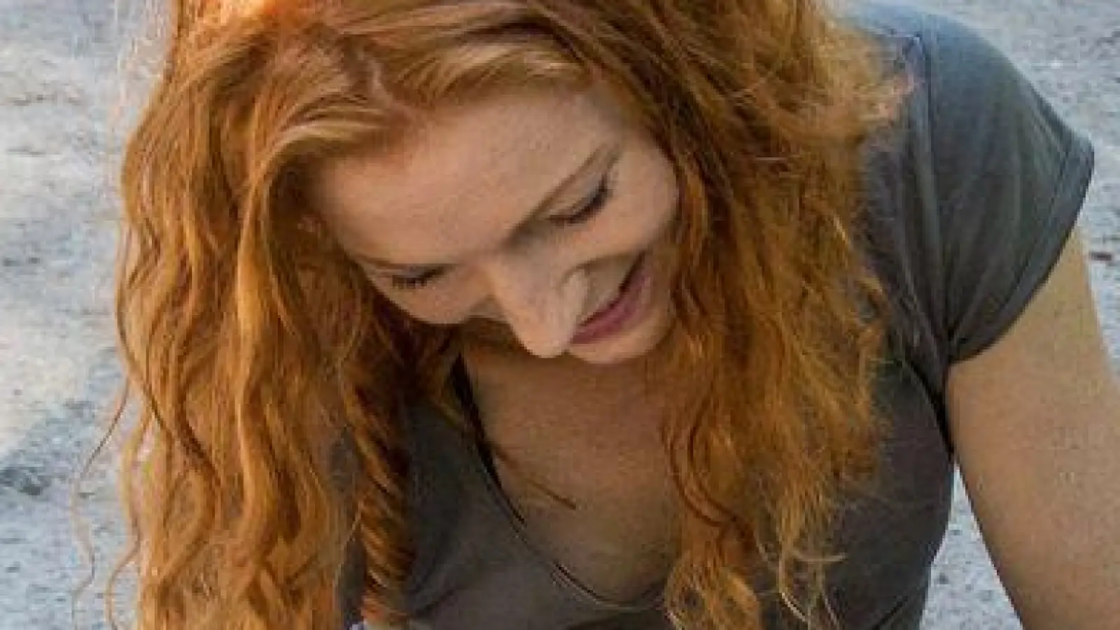 Hunde benötigen im Sommer stets frisches Wasser und sollten auch unterwegs regelmäßig trinken können. (Foto: Christin Klose/dpa-tmn)