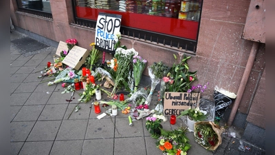 Gedenken am 3. Mai 2022 nach dem tödlichen Polizeieinsatz in Mannheim. (Foto: René Priebe/PR-Video/dpa)