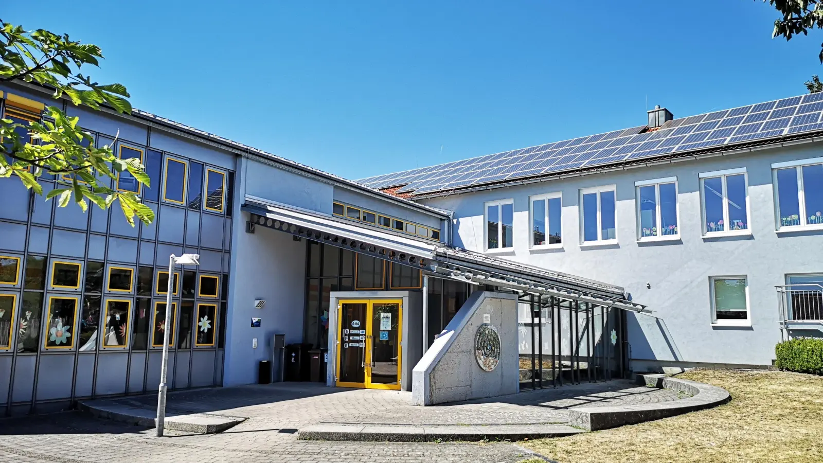 Die Grundschule Dombühl soll einen Anbau bekommen. Hintergrund ist das Näherrücken des Rechtsanspruchs in Sachen Ganztagesbetreuung. (Archivbild: Jürgen Binder)