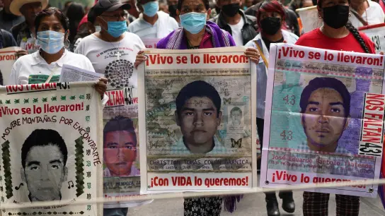 Demonstranten in Mexiko-Stadt fordern Gerechtigkeit für die 43 verschwundenen Ayotzinapa-Studenten. (Foto: Marco Ugarte/AP/dpa)