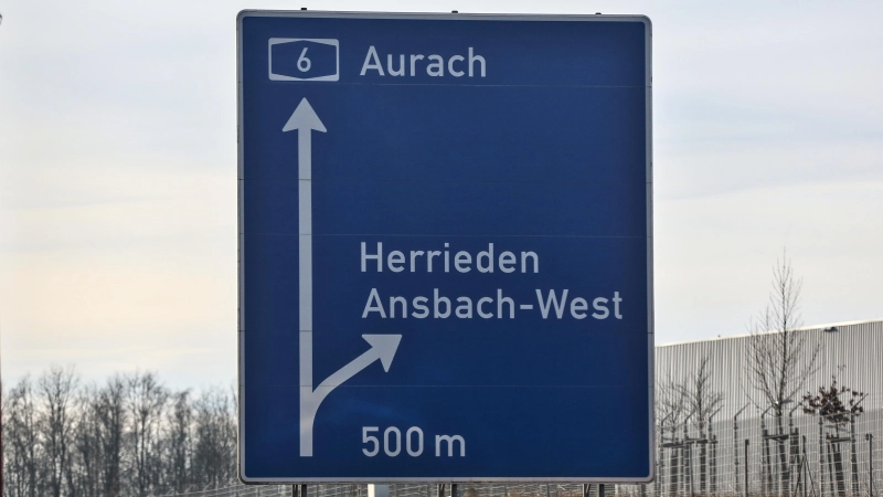 Ein Verkehrsschild auf der Autobahn, ähnlich wie dieses hier, ist bei dem Unfall zu Schaden gekommen. Es kostet den 19-Jährigen über 11.000 Euro. (Symbolbild: Tizian Gerbing)