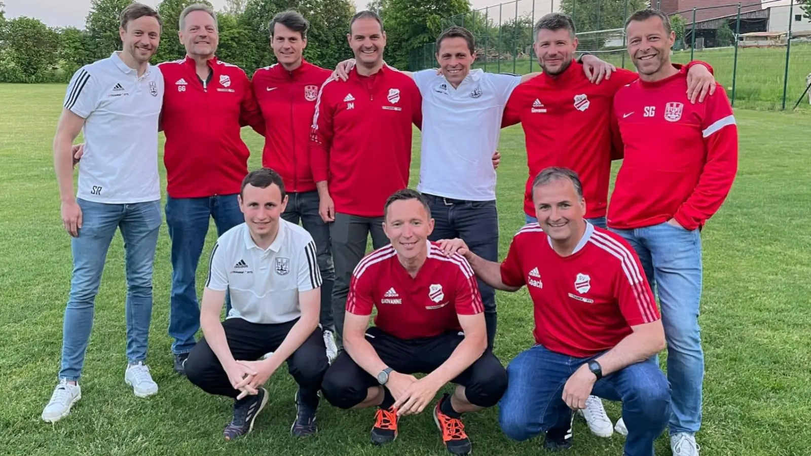 Die Verantwortlichen der neuen SG TSV Dinkelsbühl/SV Segringen, oben von links: Stefan Röttger (Trainer 1. Mannschaft), Günter Ganßer (Spielleiter), Bastian Neitzel (Abteilungsleitung TSV), Jürgen Moßhammer (1. Vorsitzender SVS), Tobias Schmidt (Abteilungsleitung TSV), Steffen Ehrmann (aus dem Vorstand SVS), Stefan Görgler (Abteilungsleitung TSV). Unten von links: Stefan Herzog (Trainer 2. Mannschaft), Christian Baierlein (Trainer 2. Mannschaft), Andreas Gössl (Trainer 1. Mannschaft). (Foto: Felix Beck)