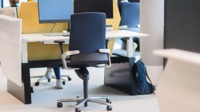 Die meisten Arbeitnehmer müssen gelegentlich ins Büro kommen. (Foto: Philip Dulian/dpa/dpa-tmn)