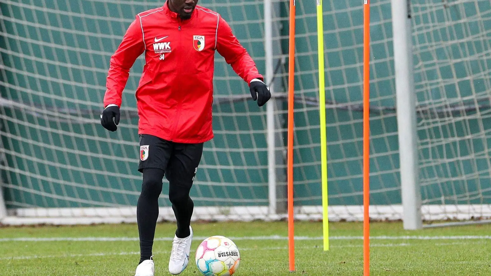 Mbuku wird vom FCA nach Frankreich verliehen.  (Foto: Christian Kolbert/Bildagentur kolbert-press/dpa)