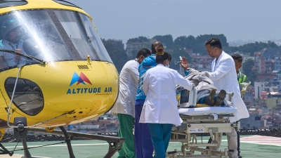 Der Bergführer wurde nach seiner Rettung in ein Krankenhaus gebracht.   (Foto: Niranjan Shrestha/AP/dpa)