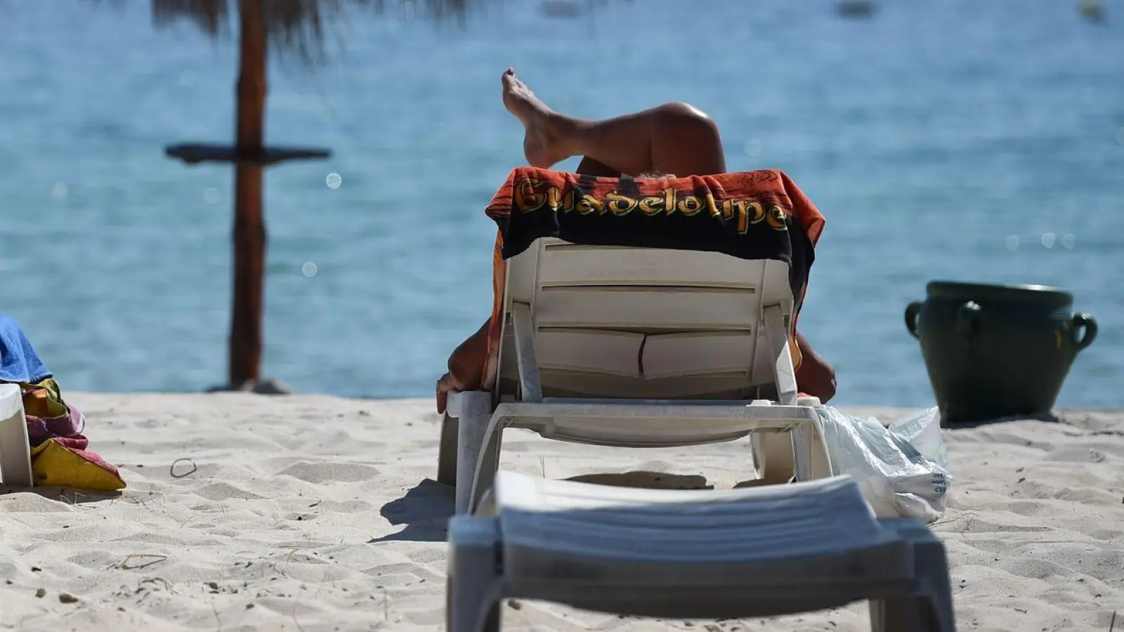 So schön, oder? Wer wenigstens zwischendurch die Hände vom Smartphone lässt, Ferienmomente nicht nur durch die Linse erlebt und via Bildschirm teilt, hat länger was vom Urlaub.  (Foto: picture alliance / dpa)