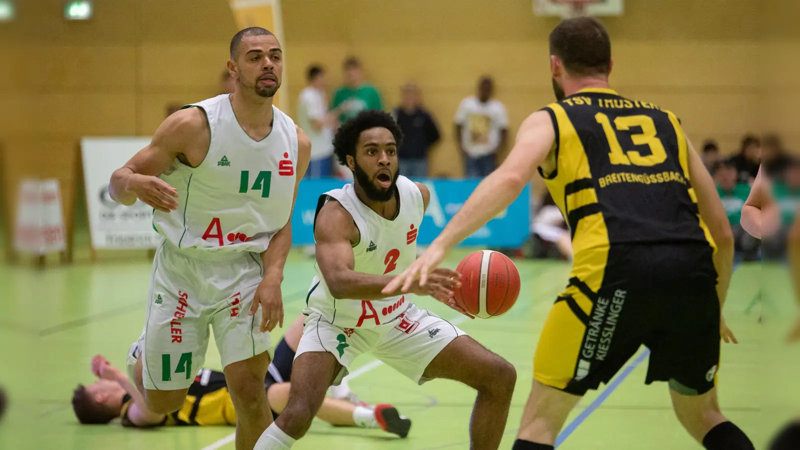 Erst Held, dann tragischer Held: Der Ansbacher Brad Newman (Mitte, links Paul Nzeocha) scorte gegen Breitengüßbach (rechts Lucas Wagner) zunächst zuverlässig, vergab dann aber drei entscheidende Freiwürfe in Folge. (Foto: Markus Zahn.)