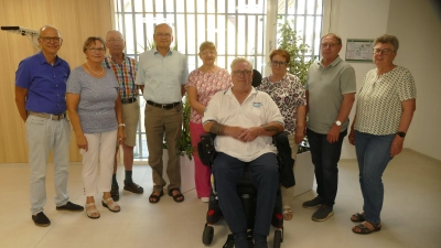 Hannes Hauptmann (links), Seniorenbeauftragter im Stadtrat Burgbernheim, freut sich darüber, dass es nun einen Seniorenbeirat gibt. Der besteht aus (von links): Lydia Henninger, Konrad Fischer, Helmut Fluhrer, Angelika Stegmayer, Harry Showers, Heidi Rückert, Gerhard Keller und Ilse Keller. (Foto: Helmut Meixner)