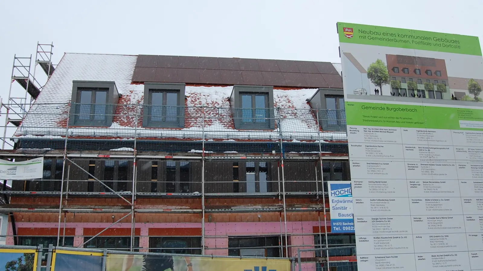 In der Ortsmitte von Burgoberbach entsteht derzeit ein kommunaler Neubau mit Gemeinderäumen, Postfiliale und Dorfcafé. (Foto: Christian Treffer)