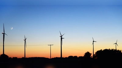 Ein Projektierer will auf Uehlfelder und Vestenbergsgreuther Gebiet insgesamt sechs Windräder bauen. So mancher Rat fand das Vorgehen aber „unmöglich”. (Symbolbild: Jim Albright)