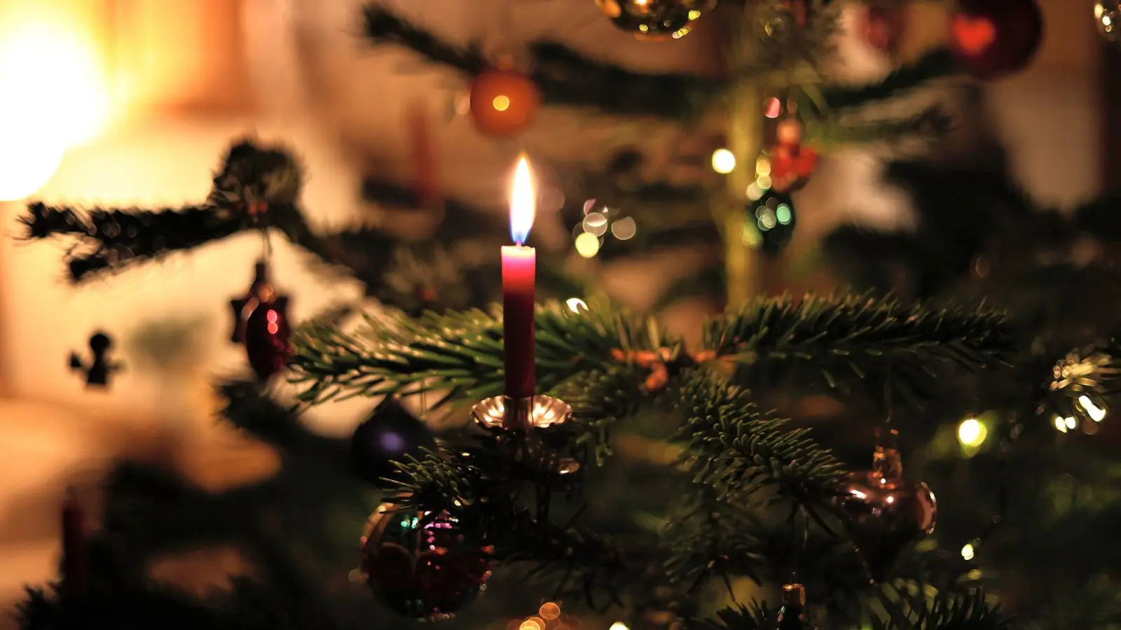 Nicht für alle Menschen ist Weihnachten besinnlich und schön - gerade die Festtage können auch einsam werden. (Foto: Karl-Josef Hildenbrand/dpa/Symbolbild)
