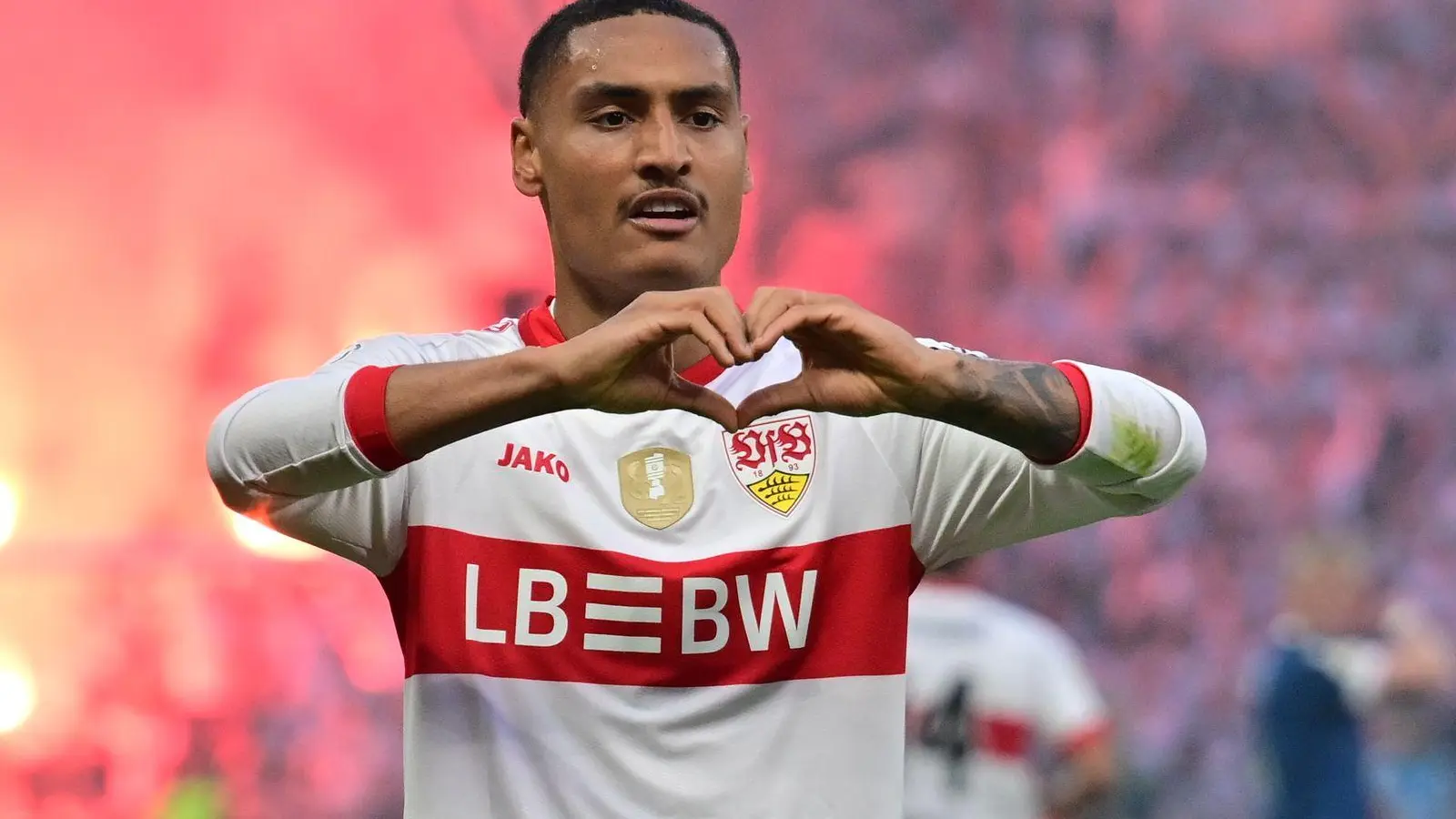 Herzchen zum Abschied? Enzo Millot wird den VfB Stuttgart wohl verlassen. (Foto: Sebastian Gollnow/dpa)