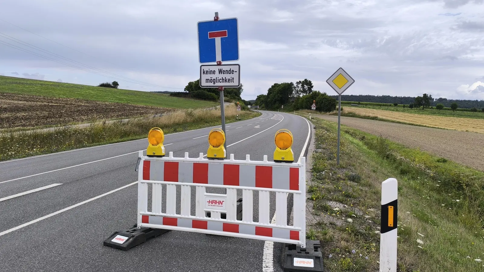 Am Donnerstag war die B13 noch eine Sackgasse, aber am Freitag wird die Sperrung im Lauf des Tages abgebaut werden. (Foto: Thomas Schaller)