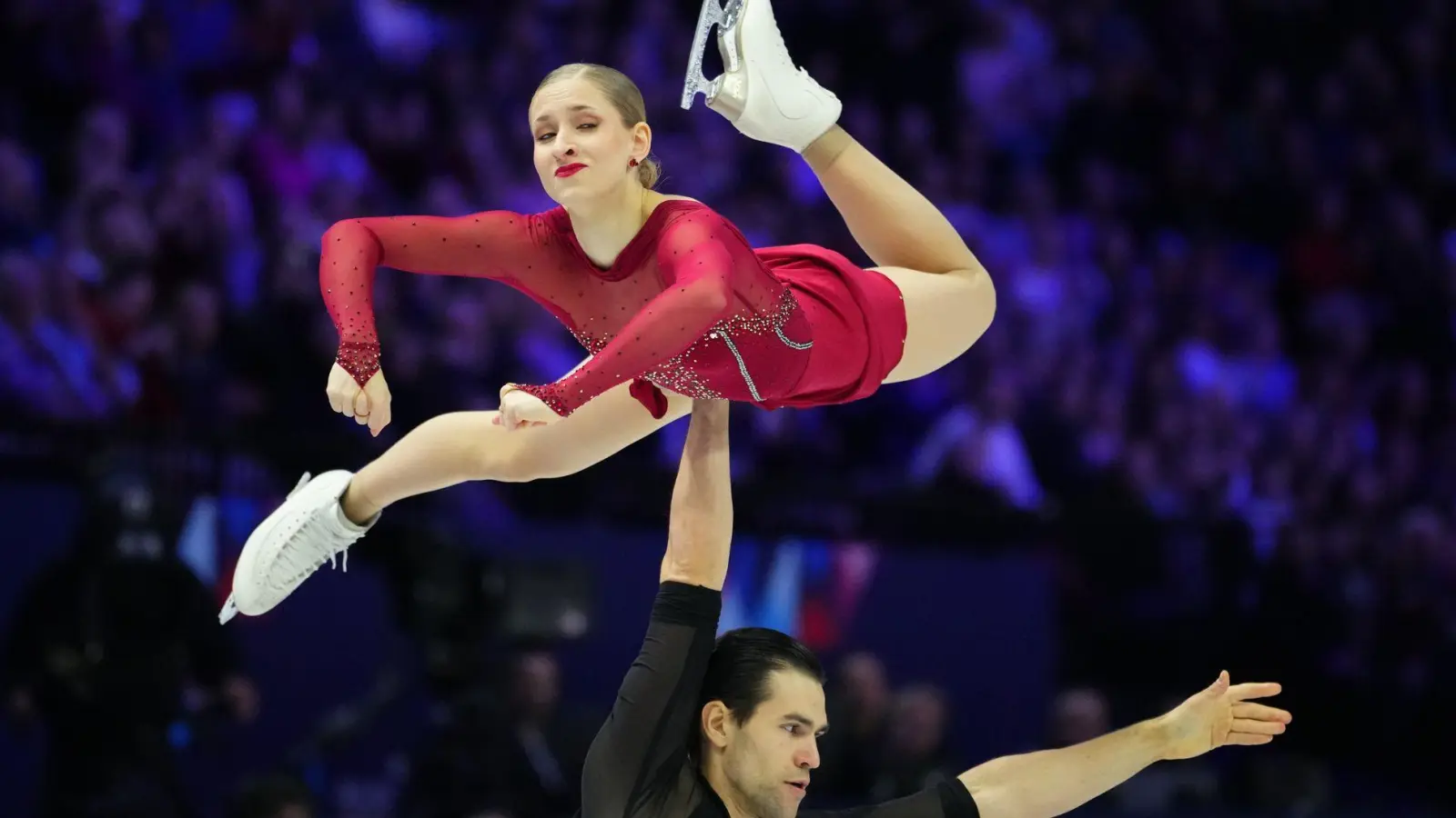 Minerva Hase und Nikita Volodin liegen bei der Eiskunstlauf-WM nach dem Kurzprogramm in Führung. (Foto: Petr David Josek/AP/dpa)