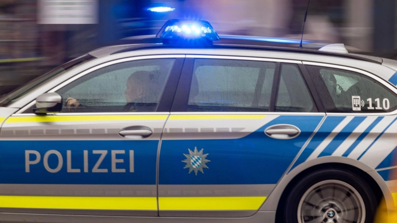 Die Polizei hat nach einer Verfolgungsjagd bei Uffenheim einen 24-Jährigen im Visier, der bereits mehrfach im Straßenverkehr auffällig geworden ist. (Symbolbild: Peter Kneffel/dpa)