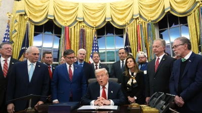 US-Präsident hat hochrangige Politiker seiner republikanischen Partei zur Unterzeichnung des Gesetzespakets zum Ende des Shutdowns ins Weiße Haus gebeten. (Foto: Jacquelyn Martin/AP/dpa)