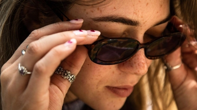 Sommersprossen liegen im Trend. Wer von Natur aus keine hat, kann sich die „Fake Freckles“ mit Henna einfach selbst zaubern. (Foto: Christin Klose/dpa-tmn)