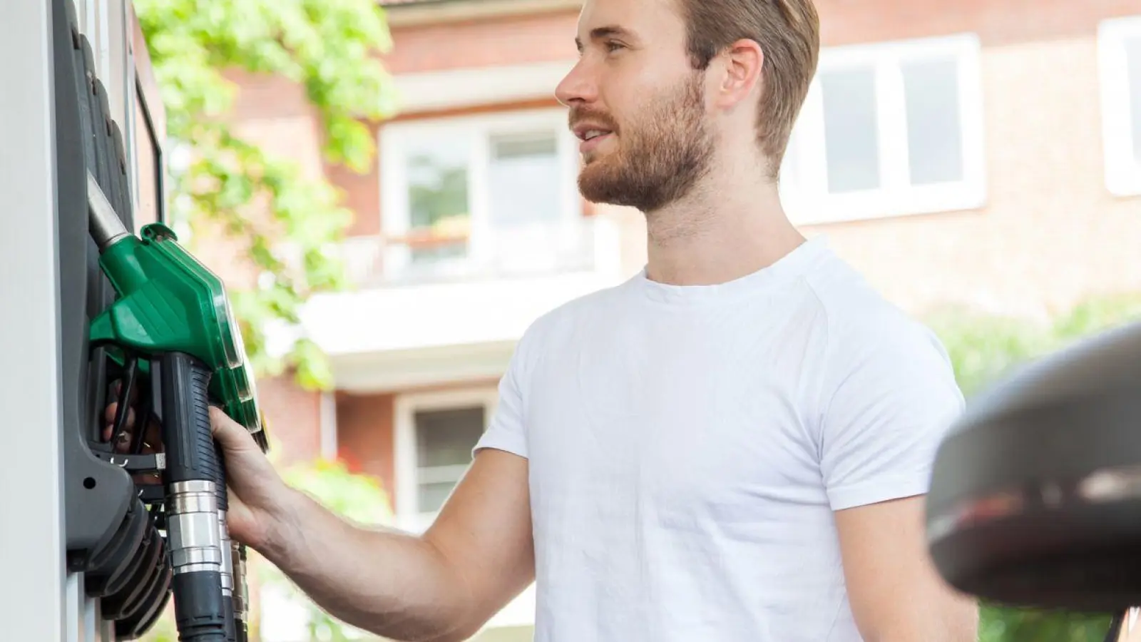 Leichter reisen, weniger verbrauchen: Jedes unnötige Kilo im Auto erhöht den Spritverbrauch, daher lohnt es sich Dachboxen und Fahrradträger am Zielort gleich abzumontieren. (Foto: Christin Klose/dpa-tmn)
