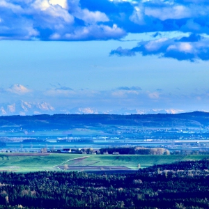 Blick bis zu den Alpen - gesehen auf dem Hesselberg. (Foto: Klaus Meyer)