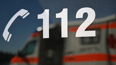 Der Rettungsdienst versorgte die Reisegruppe. (Symbolbild) (Foto: Patrick Seeger/dpa)