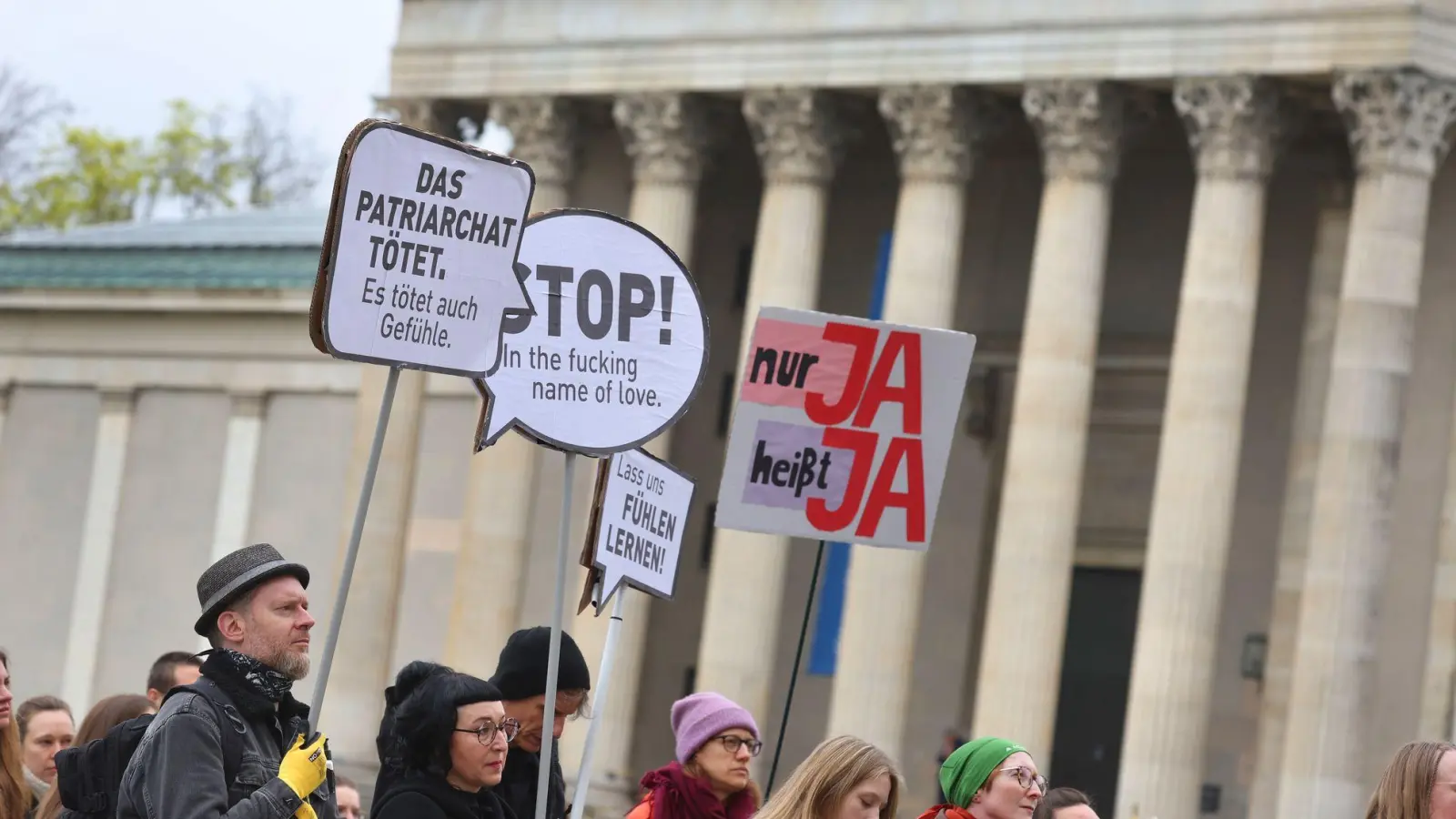Demonstranten protestieren gegen sexualisierte Gewalt.  (Foto: Karl-Josef Hildenbrand/dpa)